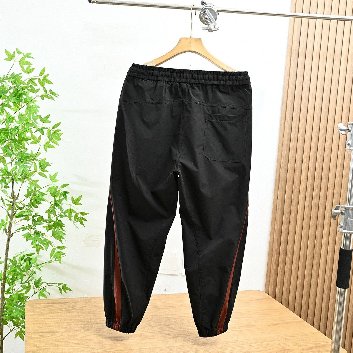 ロエベ カジュアルパンツ メンズ向け 薄い A30830