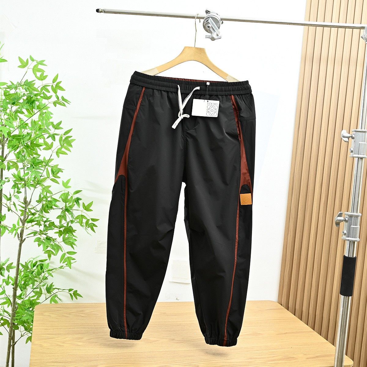 ロエベ カジュアルパンツ メンズ向け 薄い A30830