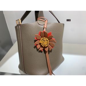 ミュウミュウ チャーム レザー バッグにつけるアクセサリー 可愛い ストラップ バッグアクセサリー 携帯ストラップ A30856