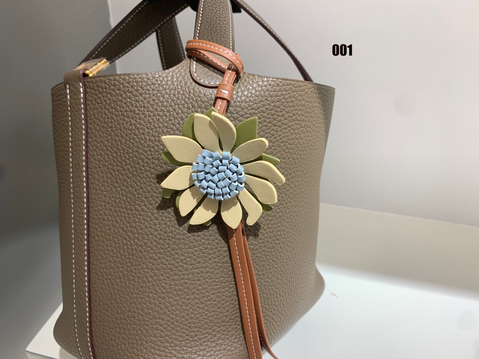 ミュウミュウ チャーム レザー バッグにつけるアクセサリー 可愛い ストラップ バッグアクセサリー 携帯ストラップ A30856