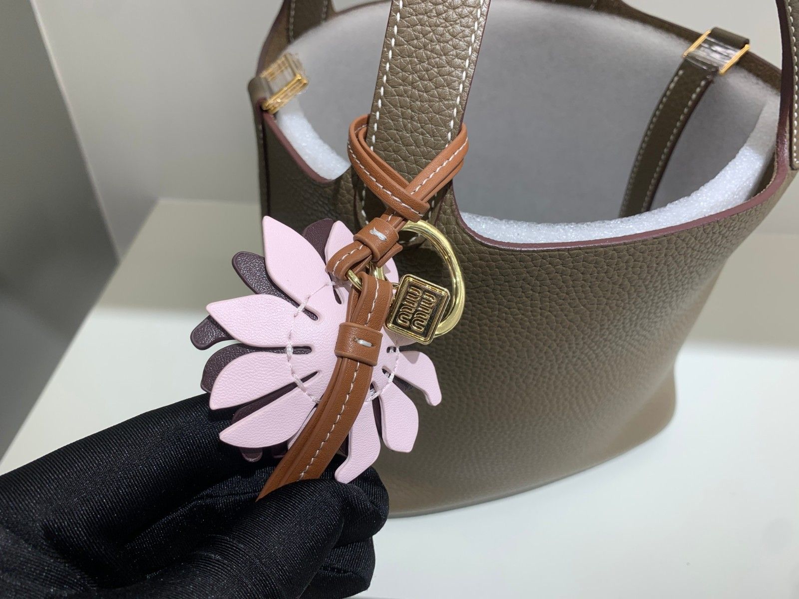 ミュウミュウ チャーム レザー バッグにつけるアクセサリー 可愛い ストラップ バッグアクセサリー 携帯ストラップ A30856
