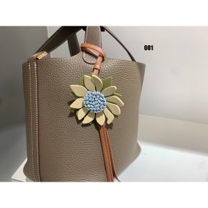ミュウミュウ チャーム レザー バッグにつけるアクセサリー 可愛い ストラップ バッグアクセサリー 携帯ストラップ A30856