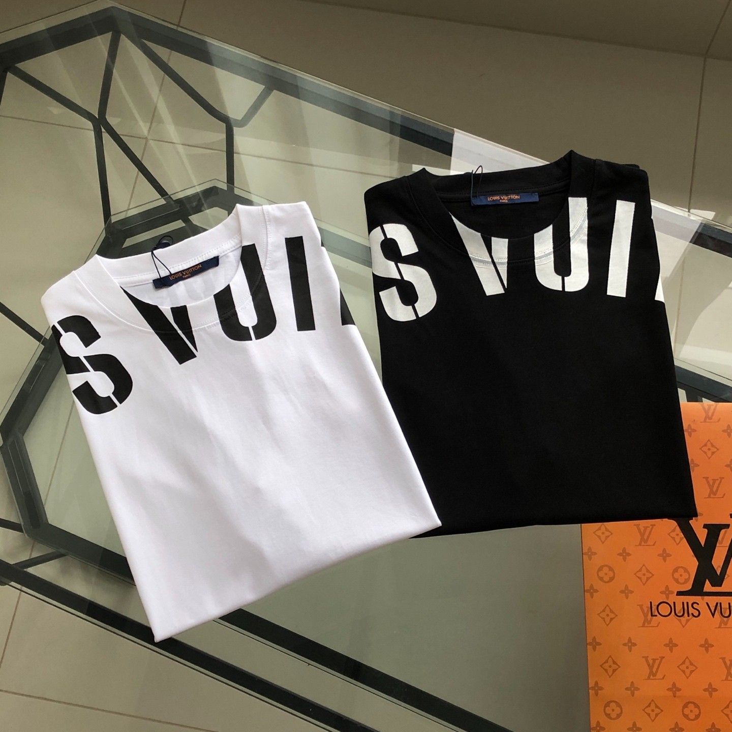 ルイヴィトン 半袖Tシャツ プリント シンプル ファション A30874