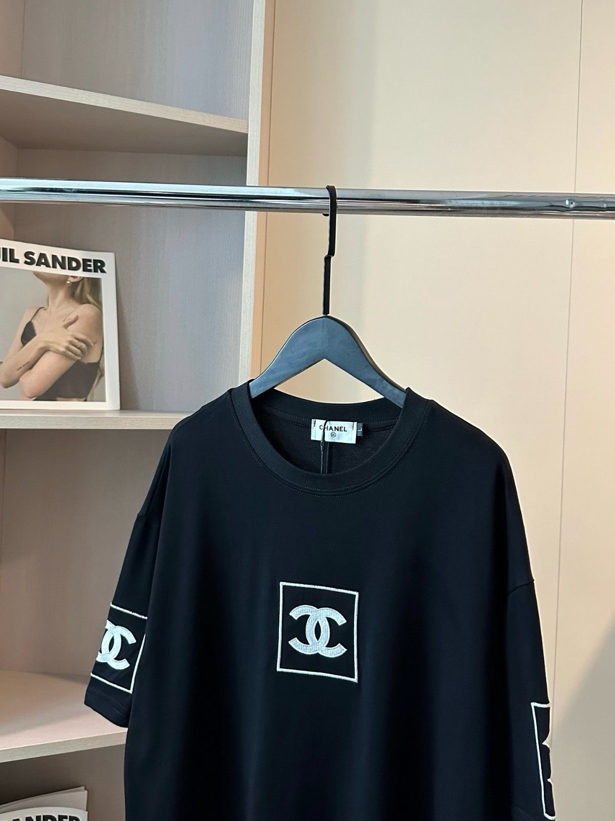 シャネル 半袖tシャツ 刺繍ロゴ 高級感 ブラック A30872
