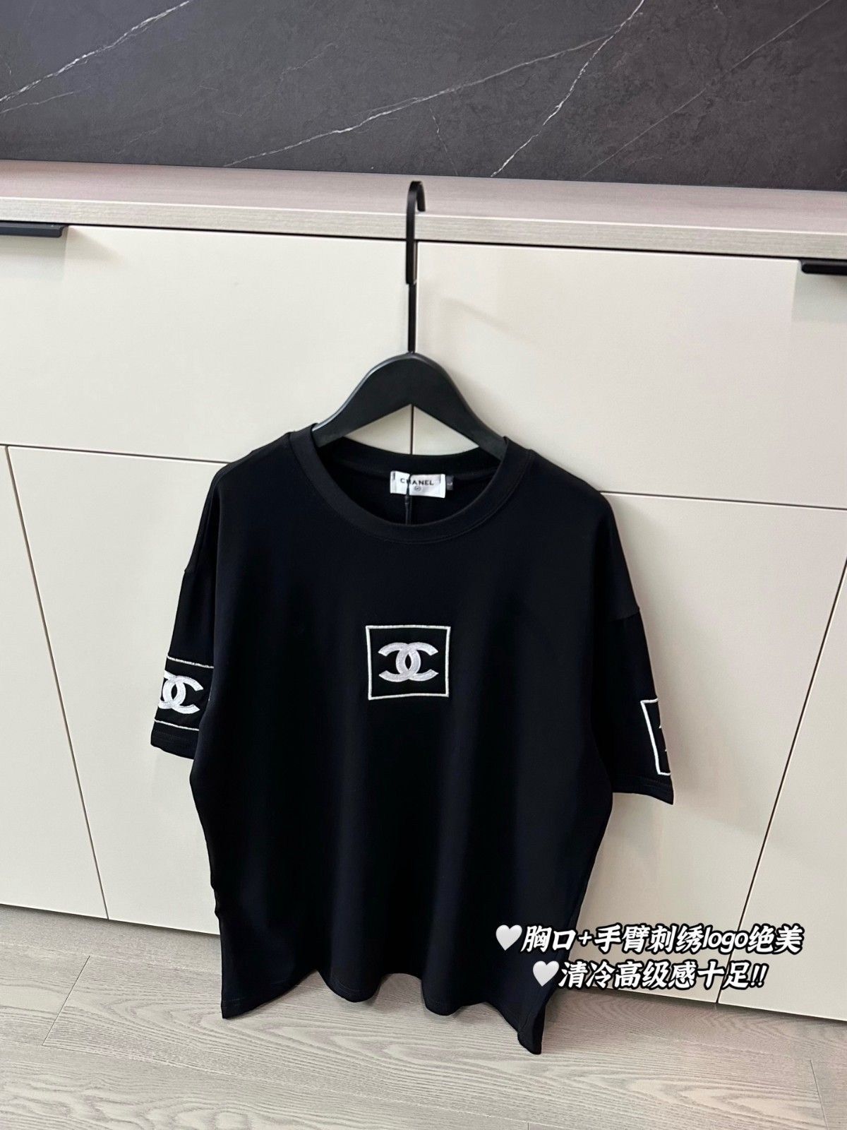 シャネル 半袖tシャツ 刺繍ロゴ 高級感 ブラック A30872