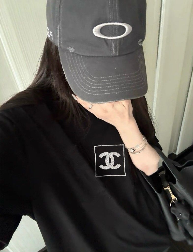 シャネル 半袖tシャツ 刺繍ロゴ 高級感 ブラック A30872