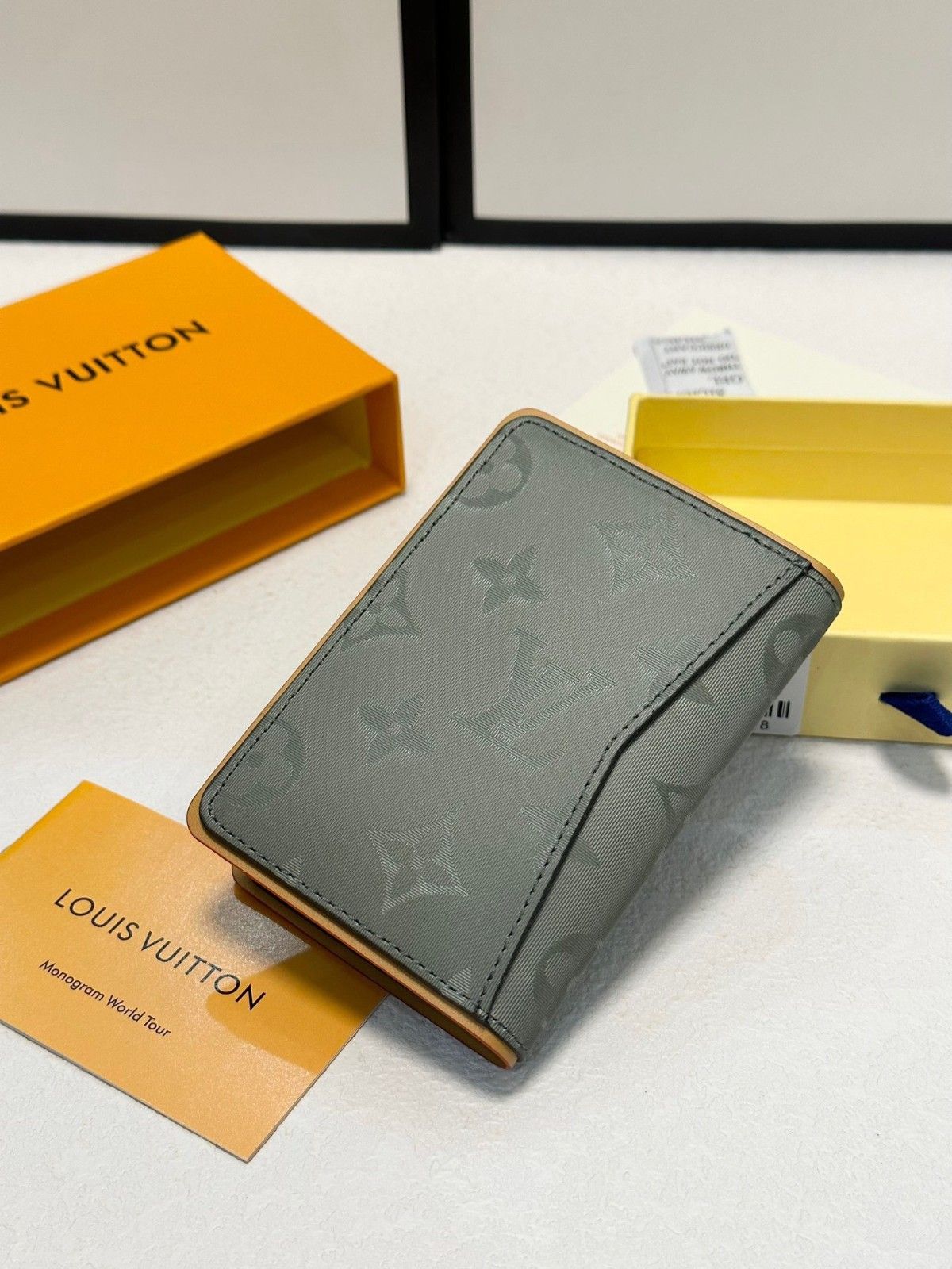 ルイヴィトン 短財布 カード収納 グレー A30891