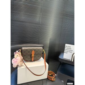 セリーヌ ショルダーバッグ クラシック 高級感 A30912