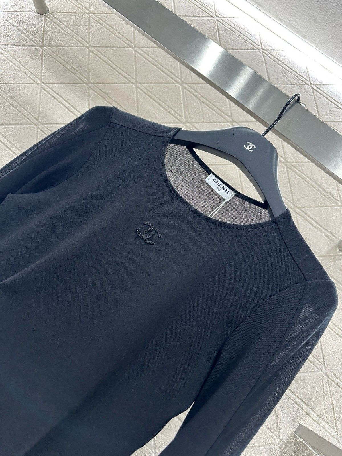 シャネル 長袖tシャツ スリムフィットのクルーネック A30805_1