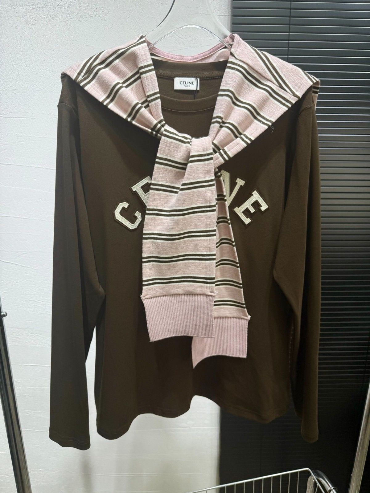 セリーヌ 長袖Tシャツ 取り外し可能なショール付き オシャレ A30802_1