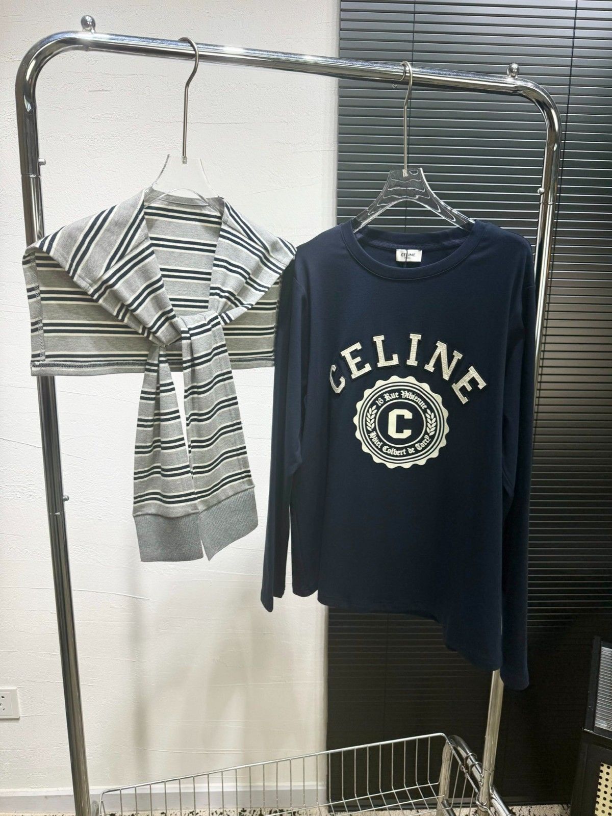 セリーヌ 長袖Tシャツ 取り外し可能なショール付き オシャレ A30802_1