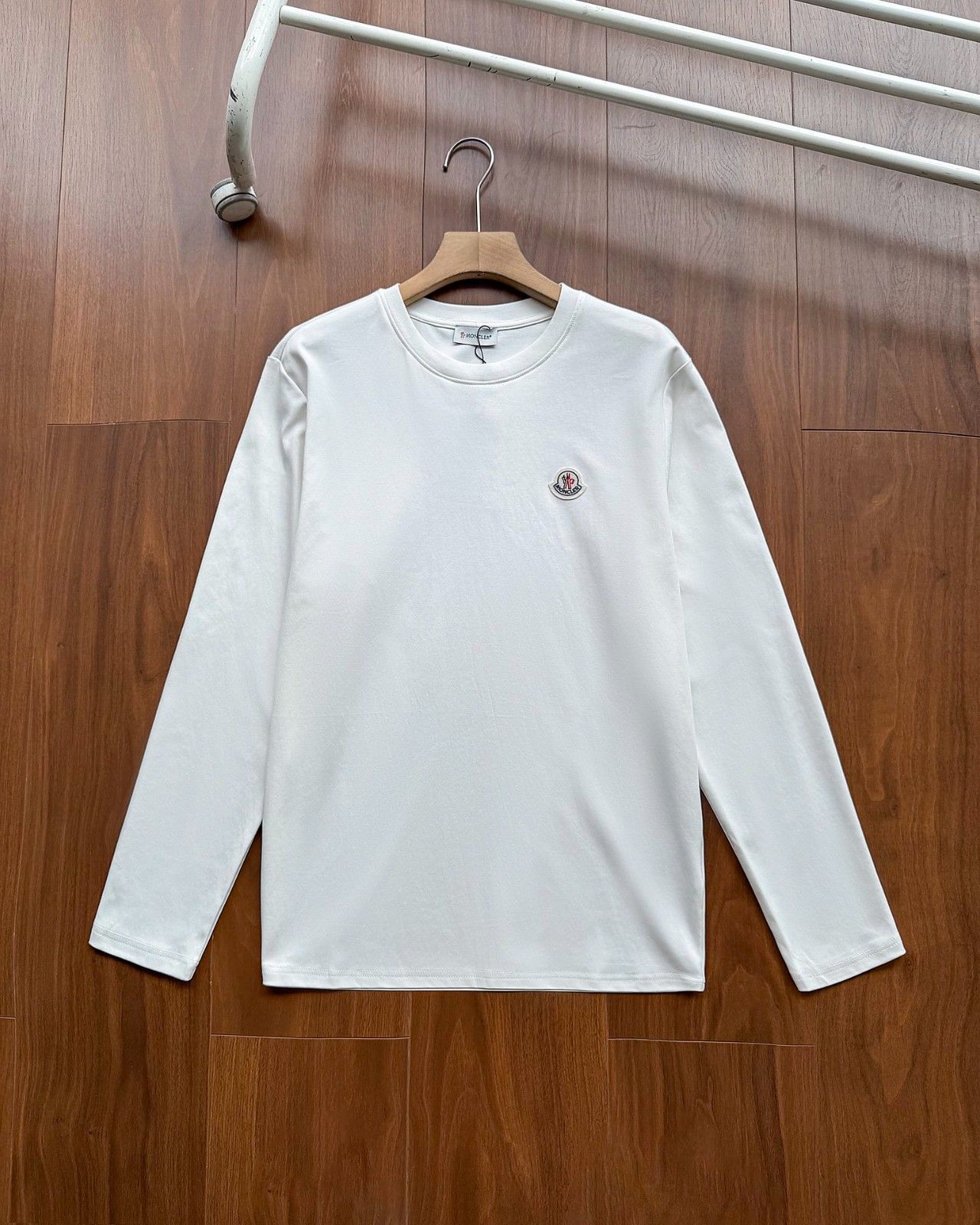 モンクレール 長袖Tシャツ クラシック シンプル A30975