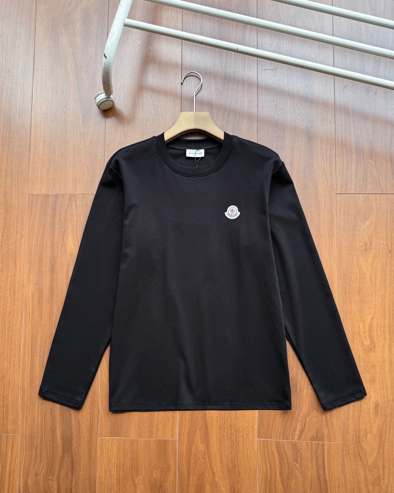 モンクレール 長袖Tシャツ クラシック シンプル A30975