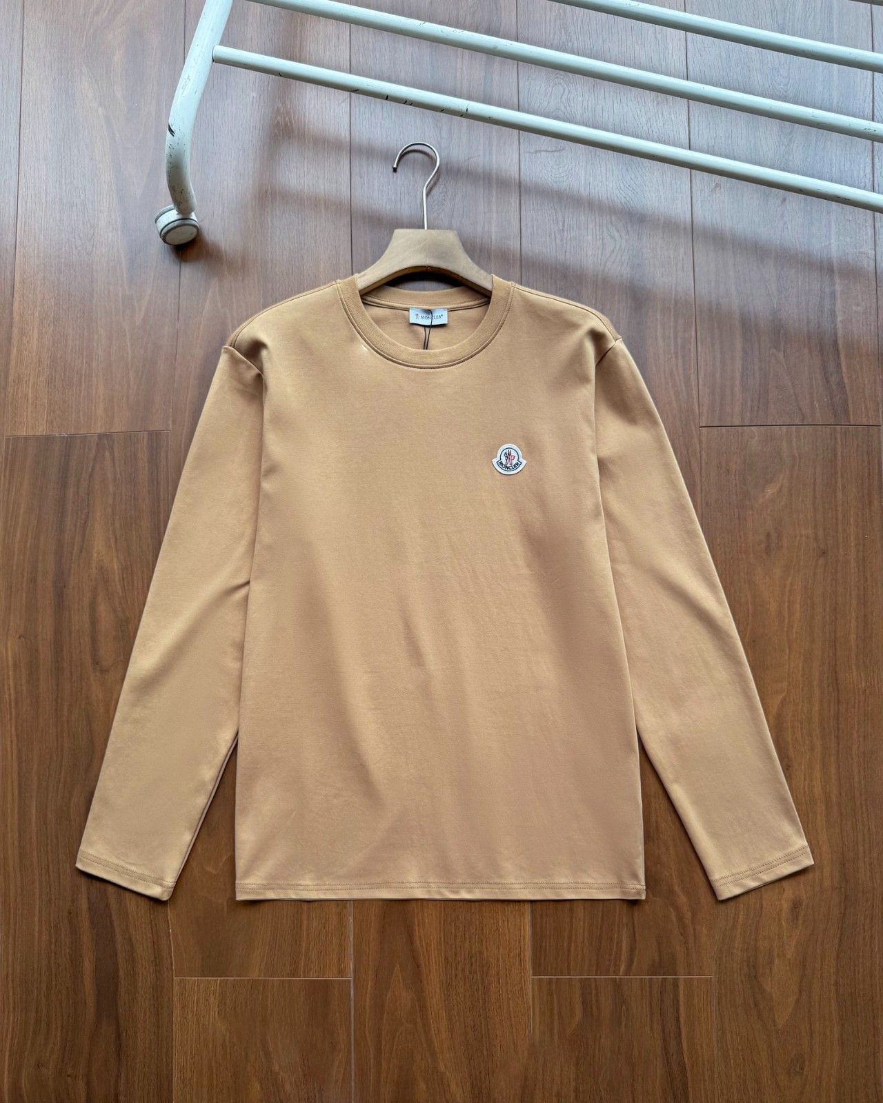 モンクレール 長袖Tシャツ クラシック シンプル A30975