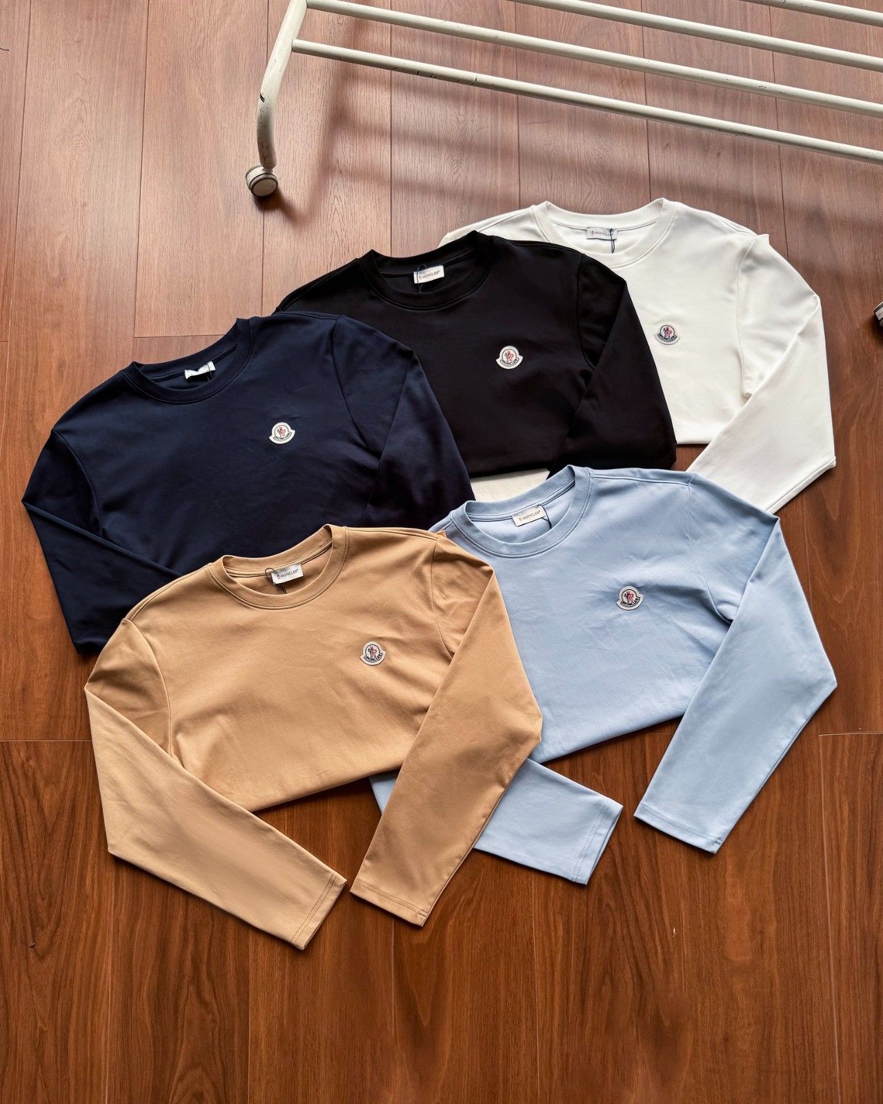 モンクレール 長袖Tシャツ クラシック シンプル A30975