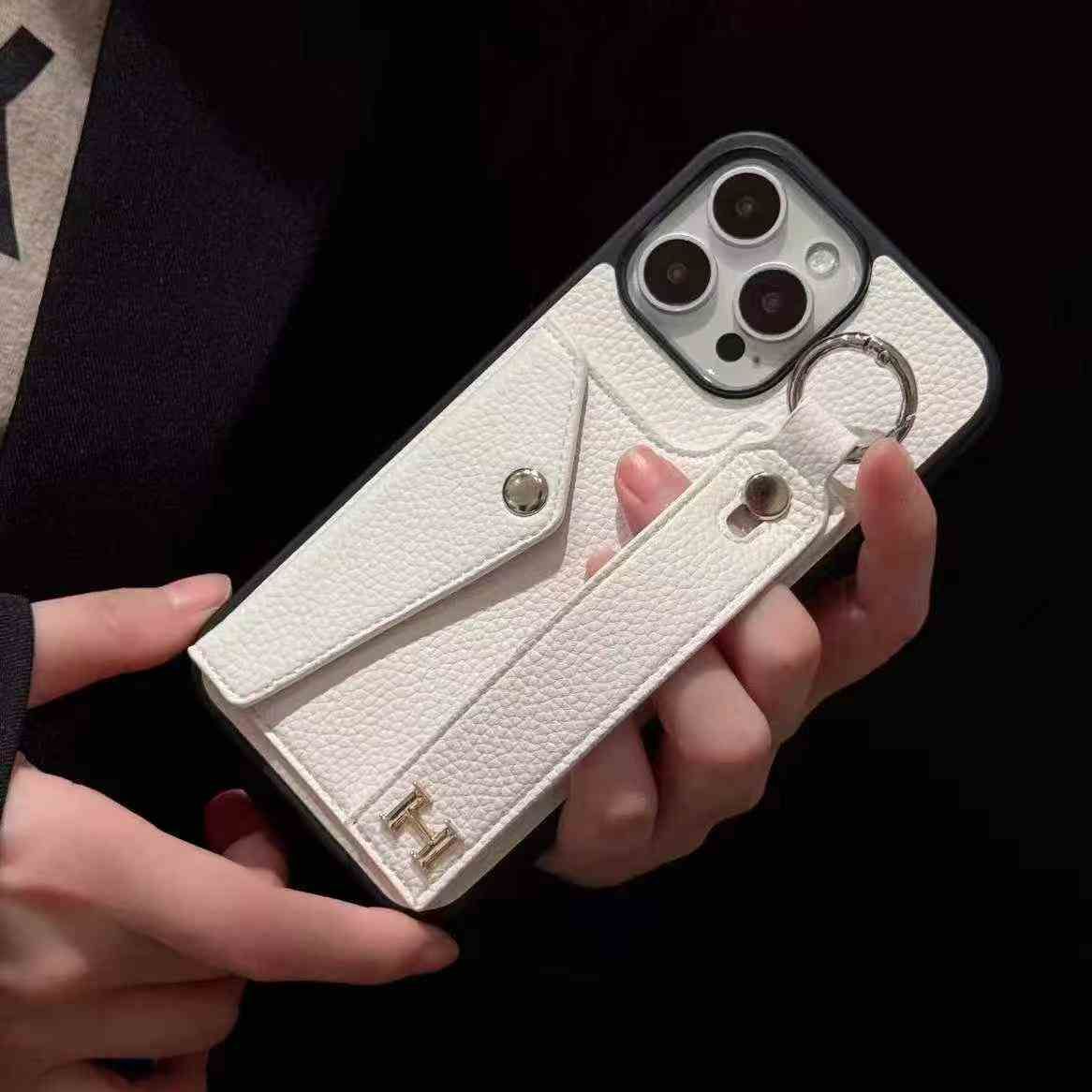 エルメスiPhone17/16/15/14/13/12/11ケース ハンドベルト付き