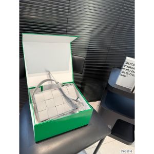 ボッテガ ヴェネタ Cassette 編み込み ショルダーバッグ クラシック A31013