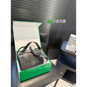 ボッテガ ヴェネタ Cassette 編み込み ショルダーバッグ クラシック A31013