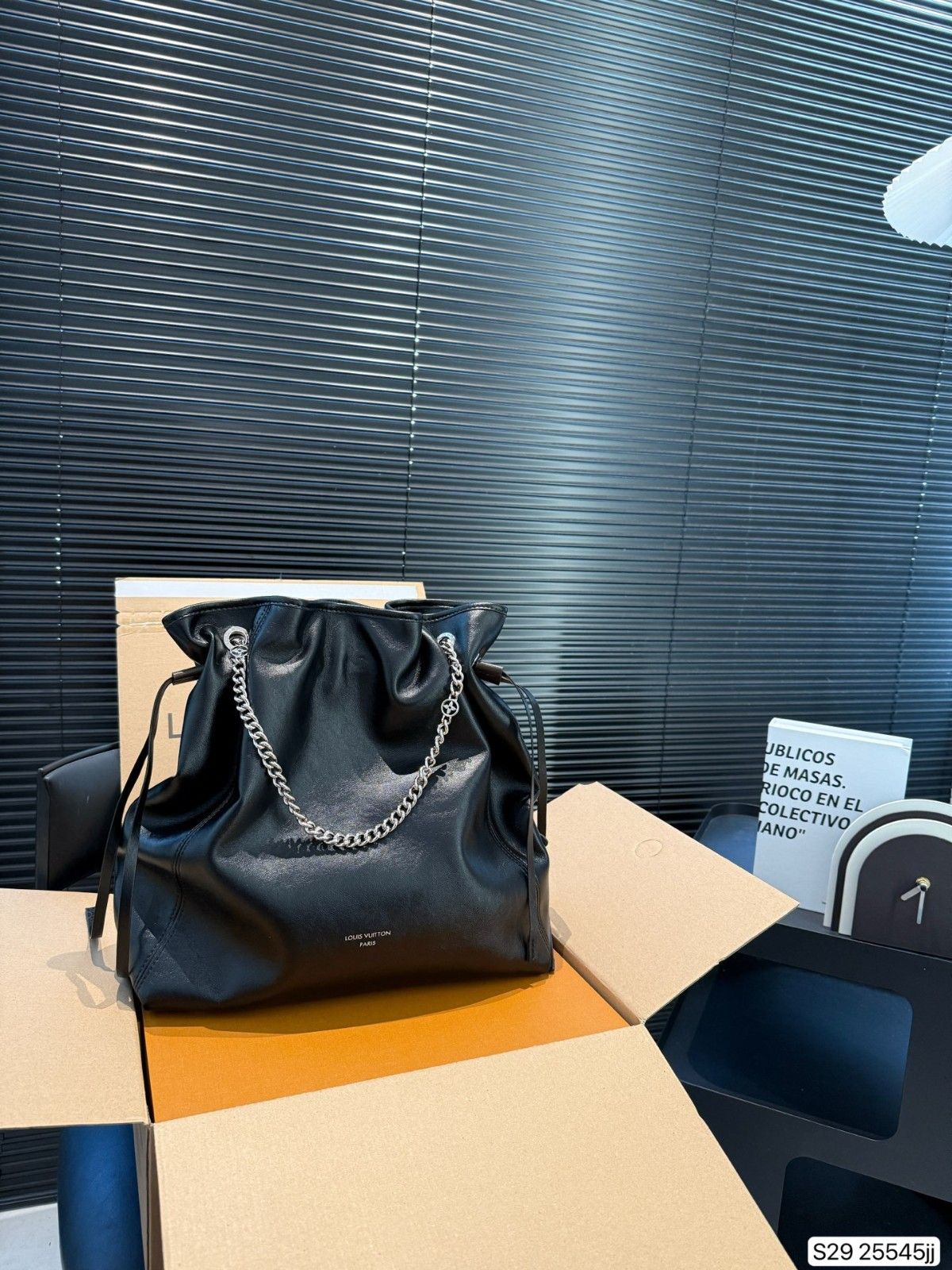 ルイヴィトン LV OFF DUTY VIBE バックパック 高級感 A31115