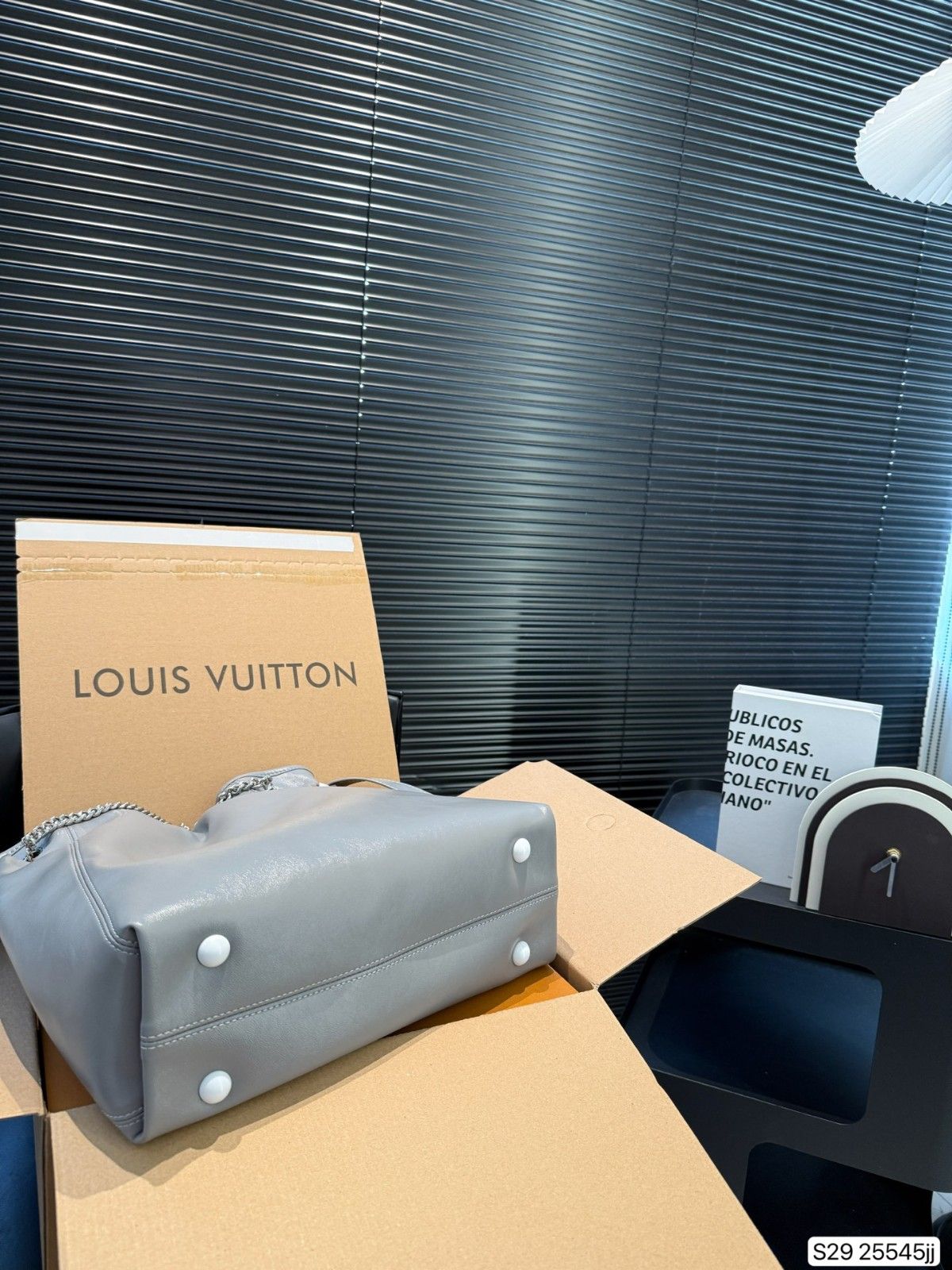 ルイヴィトン LV OFF DUTY VIBE バックパック 高級感 A31115