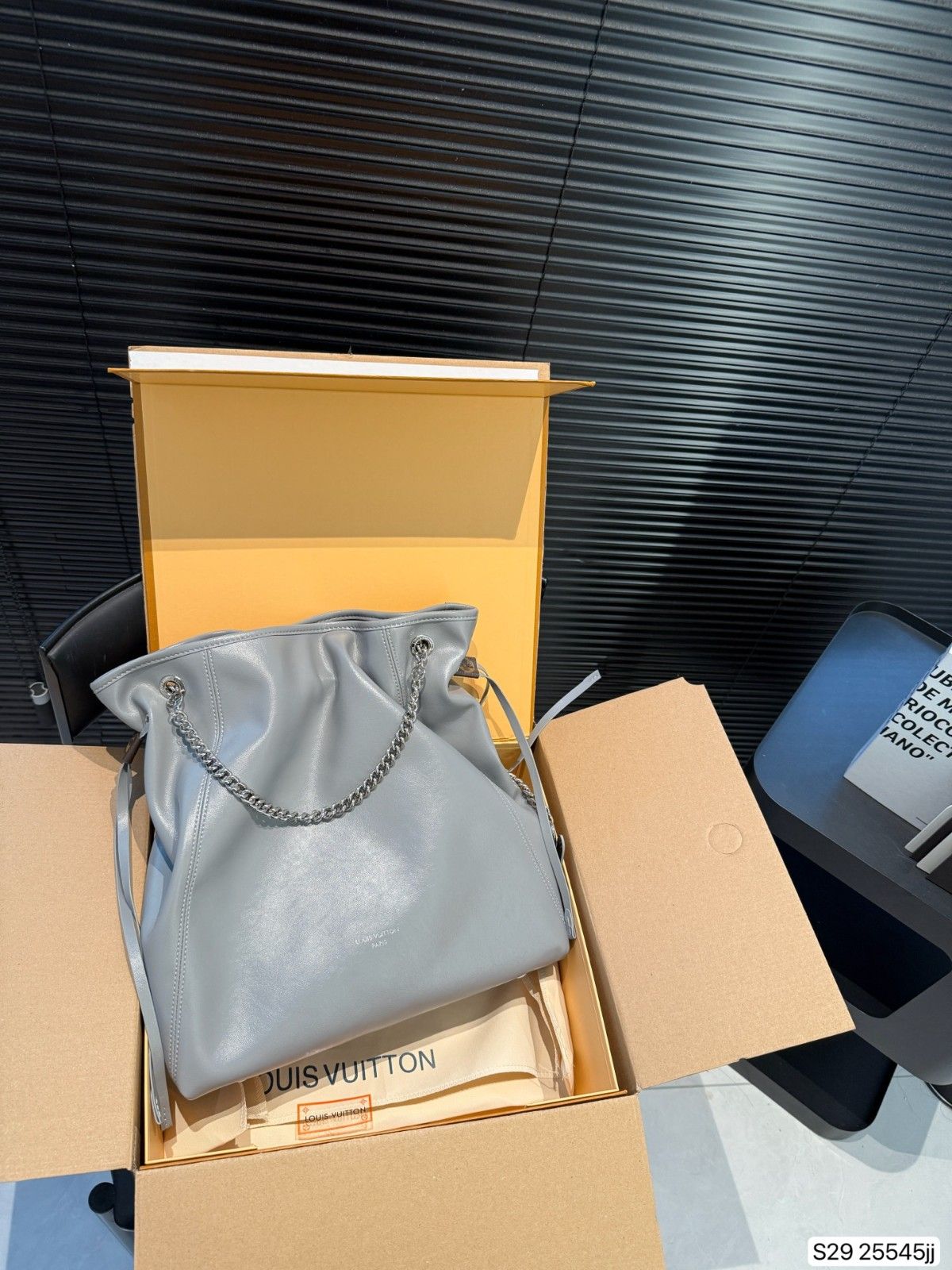 ルイヴィトン LV OFF DUTY VIBE バックパック 高級感 A31115