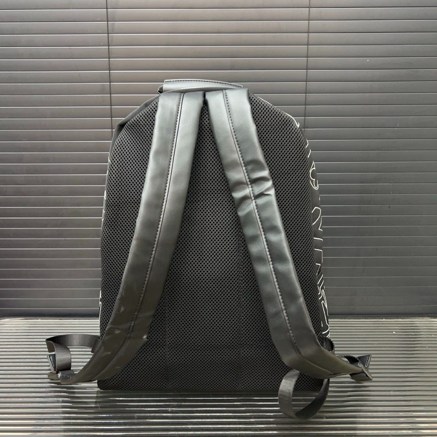 ルイヴィトン LV  MULTIPOCKET 刺繍入りバックパックA31121