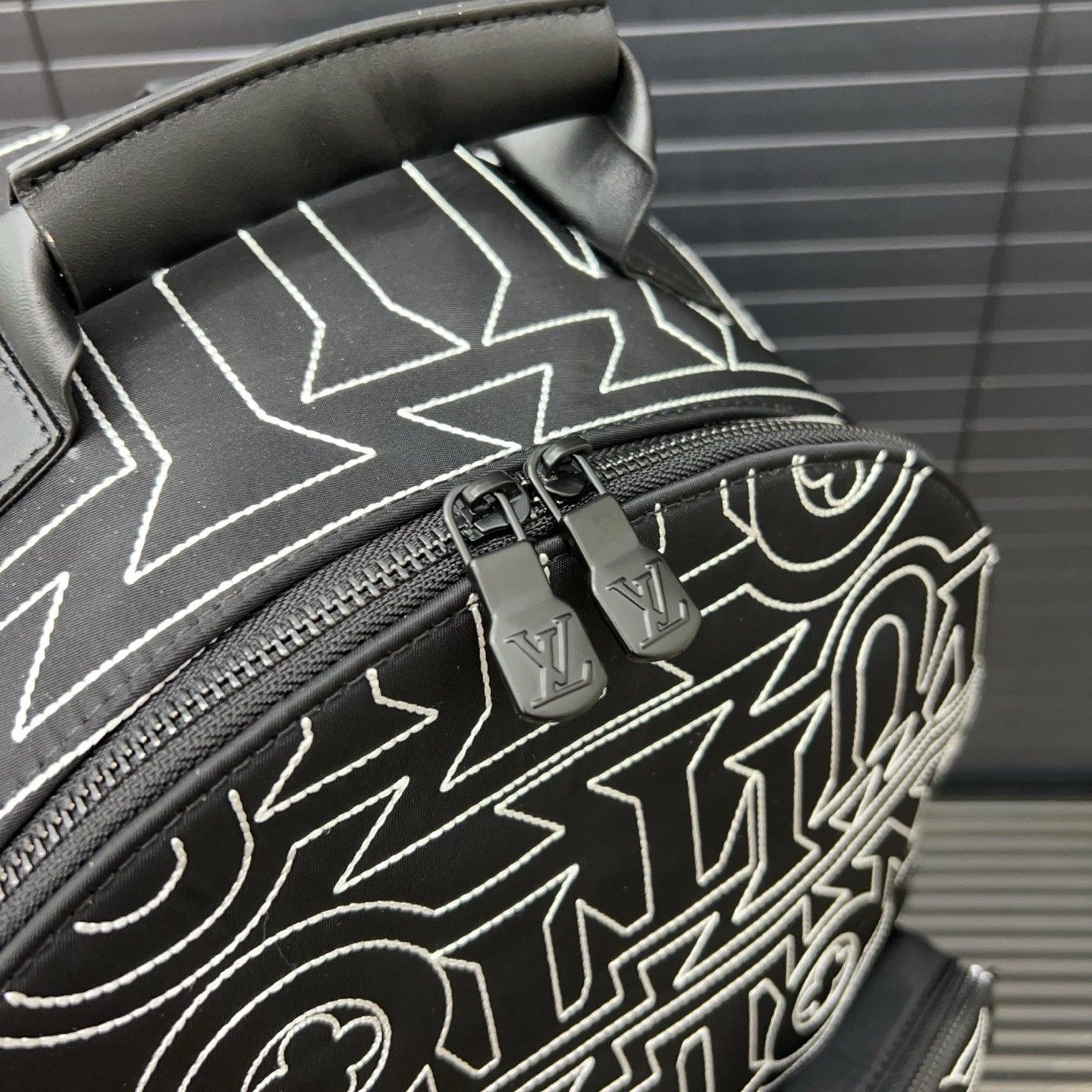 ルイヴィトン LV  MULTIPOCKET 刺繍入りバックパックA31121