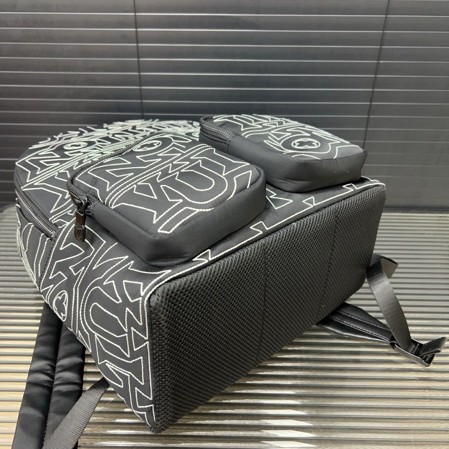 ルイヴィトン LV  MULTIPOCKET 刺繍入りバックパックA31121