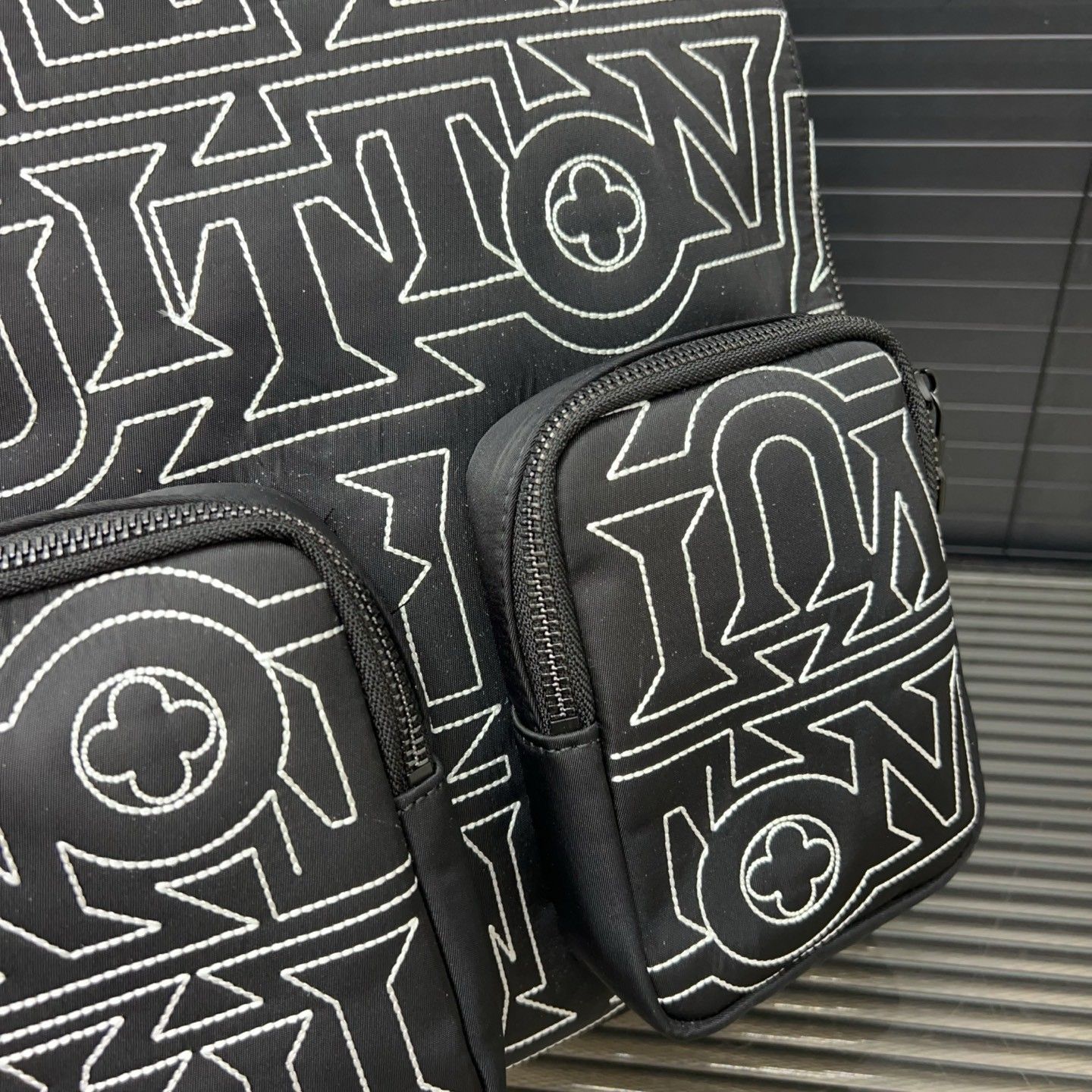 ルイヴィトン LV  MULTIPOCKET 刺繍入りバックパックA31121
