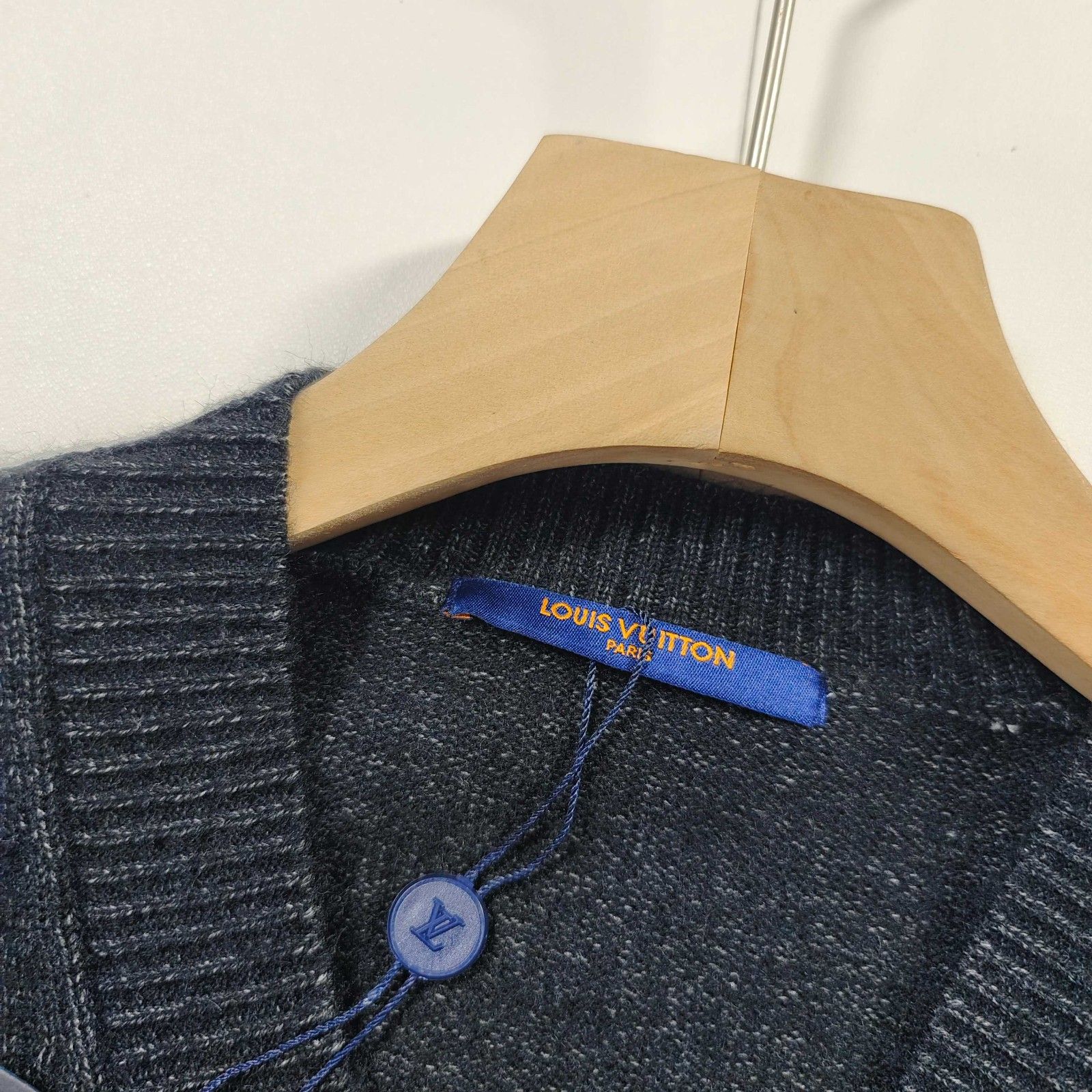 ルイヴィトン ニットカーディガン セーター 秋冬新作 刺繍 Vネック A31147