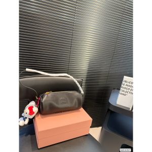 ミュウミュウ ホーボーバッグ ハンドバッグ 高級感 オシャレ A31220