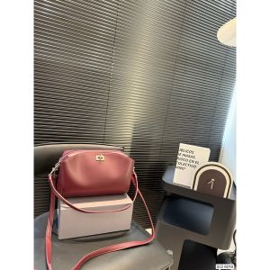 バレンシアガ ショルダーバッグ レザー 高級感 A31217