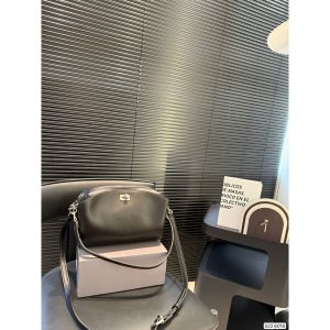 バレンシアガ ショルダーバッグ レザー 高級感 A31217