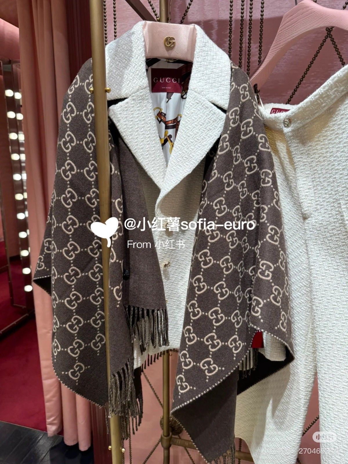 グッチ 大判ストール 両面使いの超保温マルチケープ ブランケット A31275