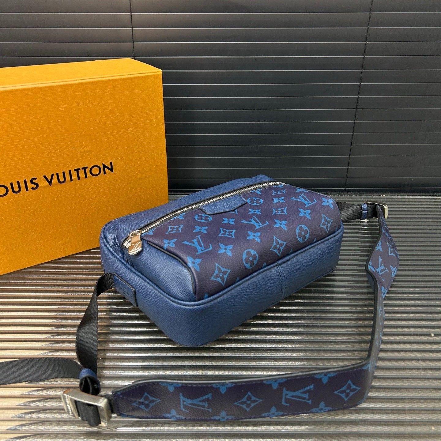 ルイヴィトン LV OUTDOOR メッセンジャーバッグ A31276