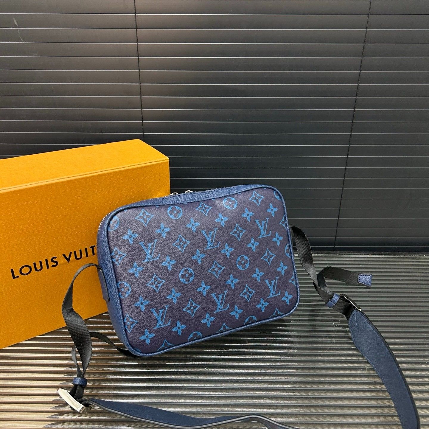 ルイヴィトン LV OUTDOOR メッセンジャーバッグ A31276