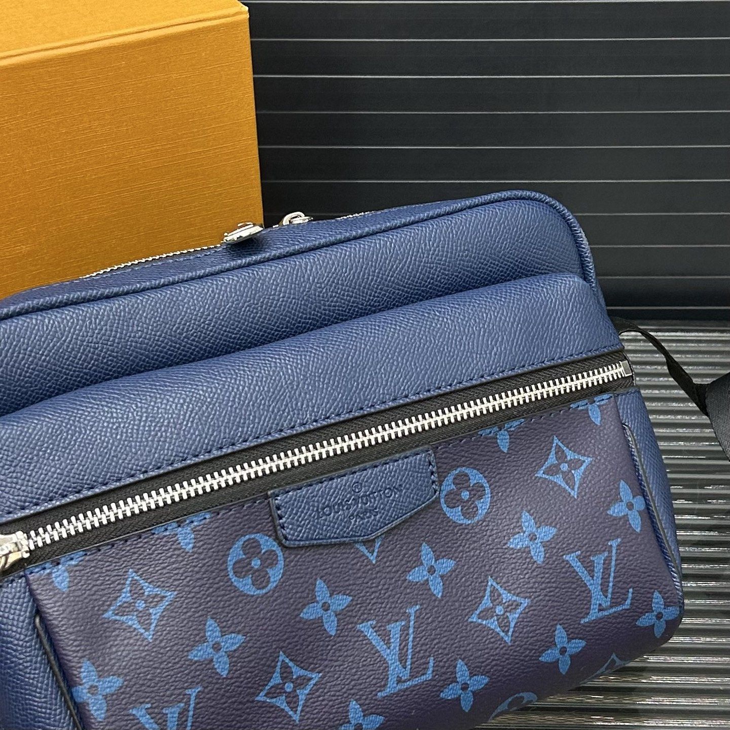 ルイヴィトン LV OUTDOOR メッセンジャーバッグ A31276