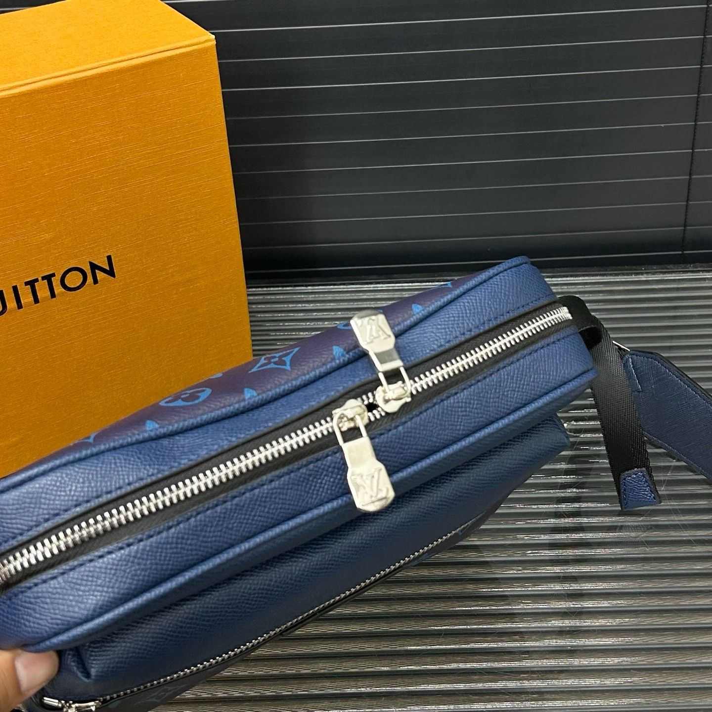 ルイヴィトン LV OUTDOOR メッセンジャーバッグ A31276
