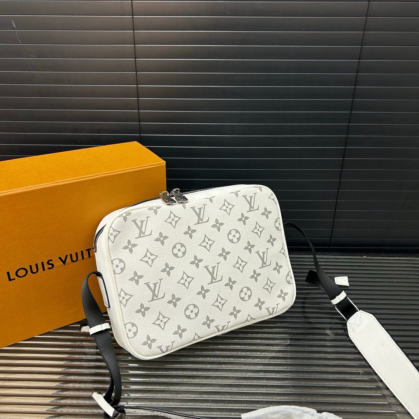 ルイヴィトン LV OUTDOOR メッセンジャーバッグ A31276