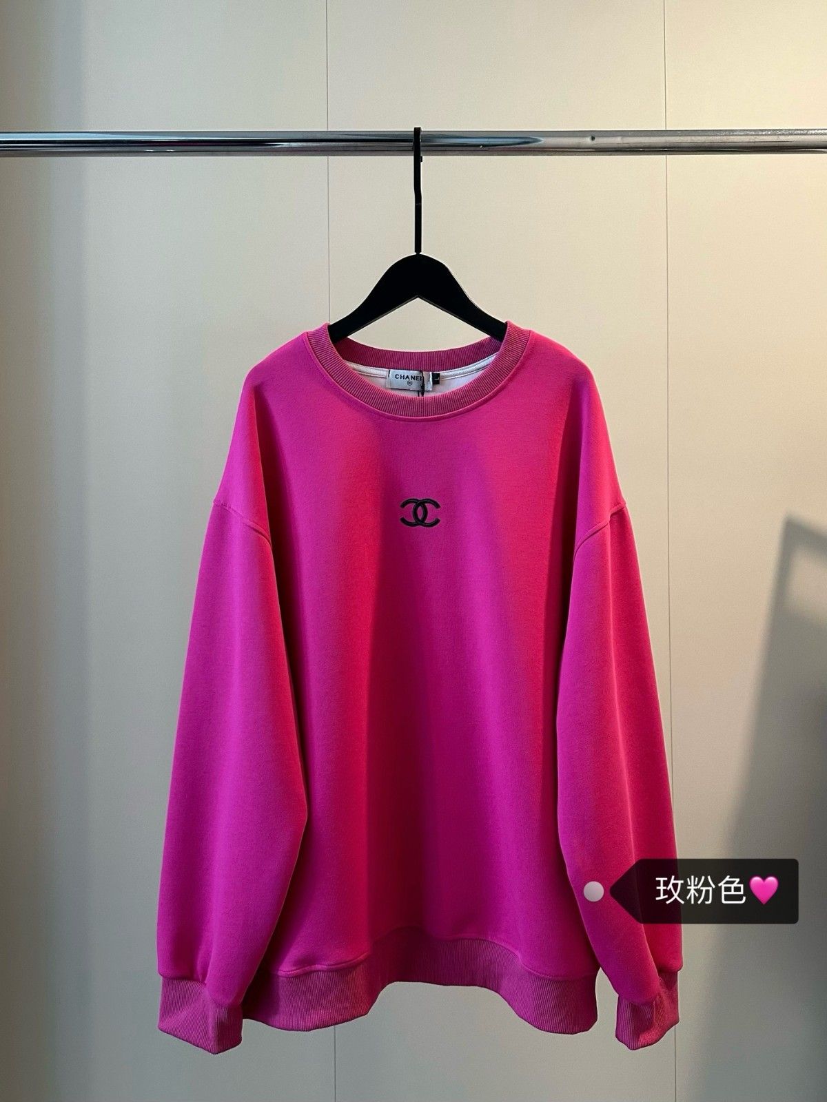 シャネル スウェットシャツ 刺繍ロゴ ホットピンク クルーネック ゆったり A31346
