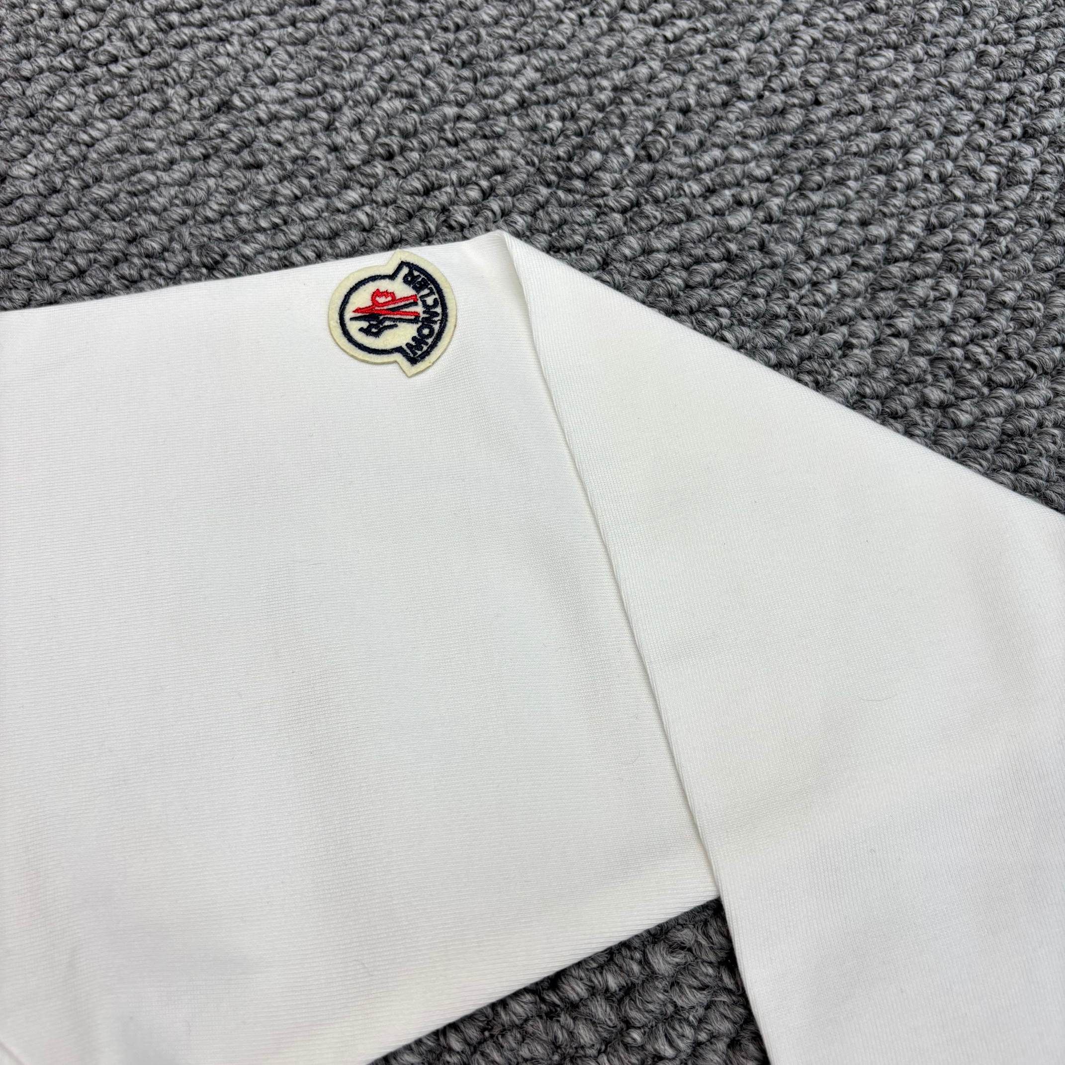 モンクレール 長袖Tシャツ ロンT プリント OSサイズ A31386