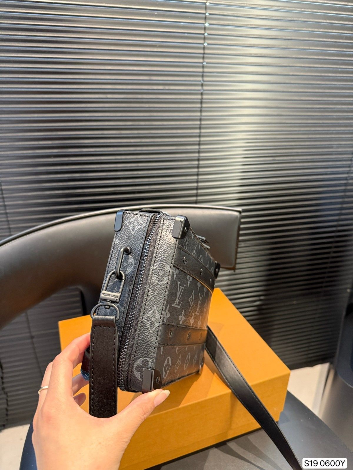 ルイヴィトン メセッジバッグ ショルダーバッグ メンズ A31432