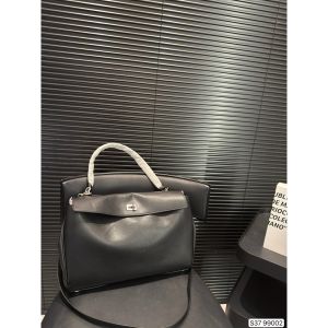 バレンシアガ ショルダーバッグ 大容量 レザー オシャレ A31430
