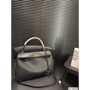 バレンシアガ ショルダーバッグ 大容量 レザー オシャレ A31430