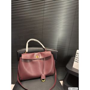 バレンシアガ ショルダーバッグ 大容量 レザー オシャレ A31430
