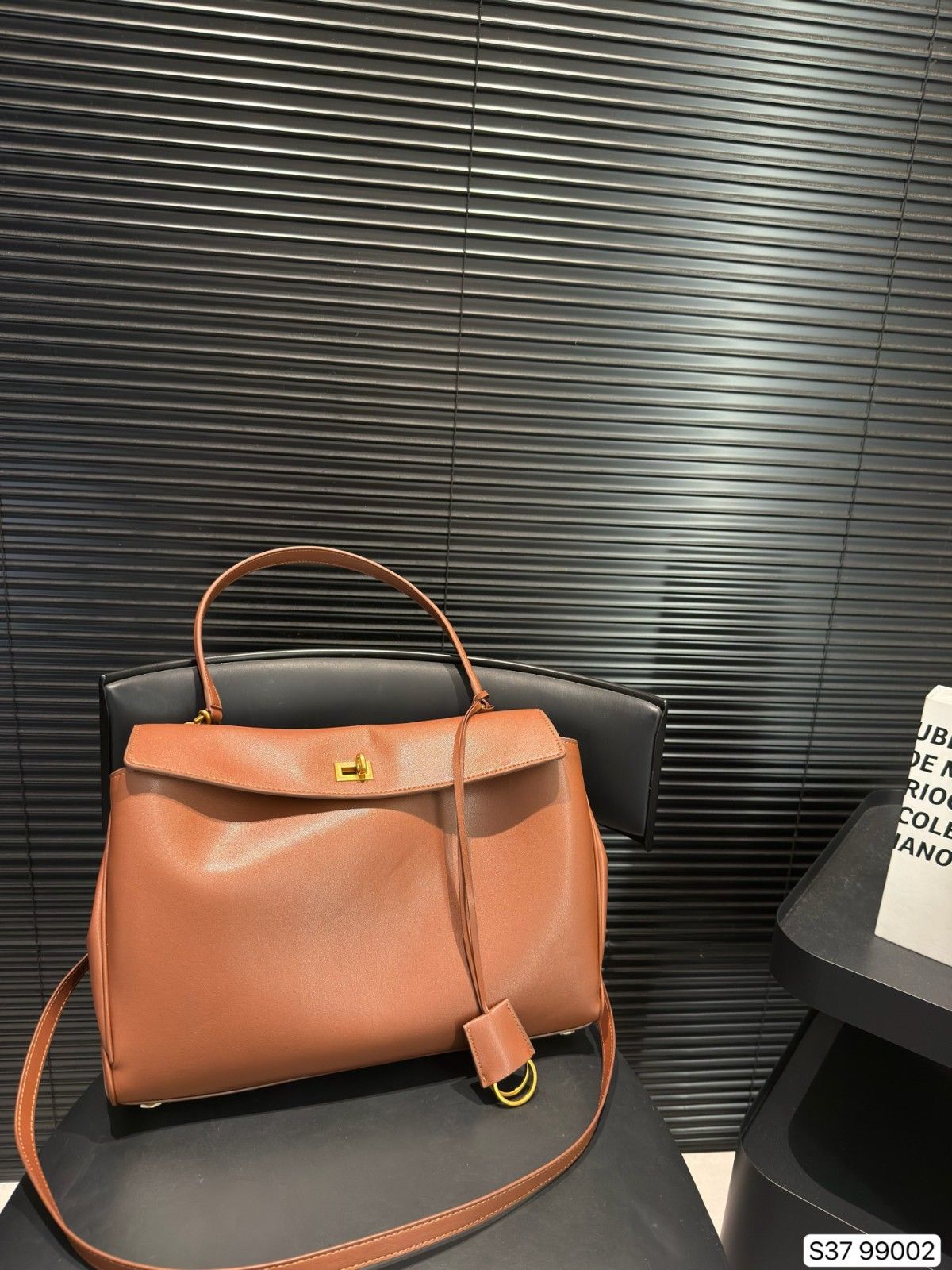 バレンシアガ ショルダーバッグ 大容量 レザー オシャレ A31430