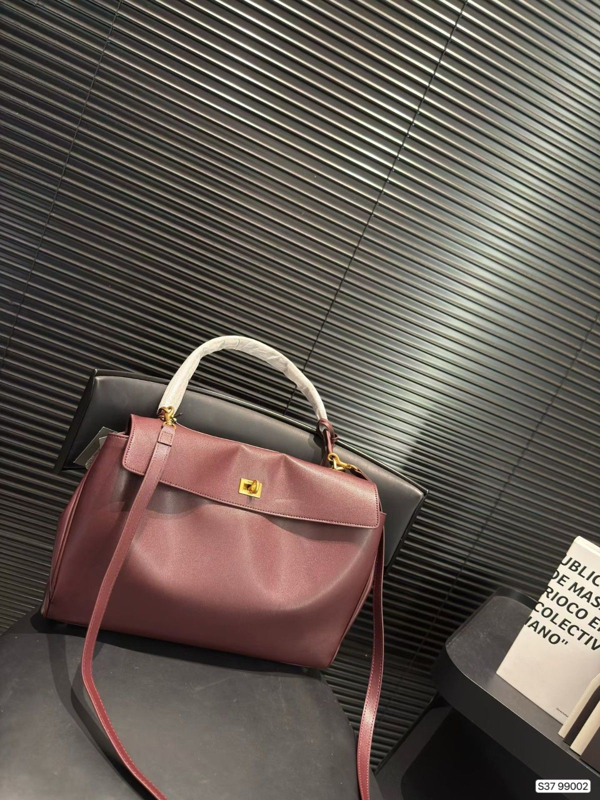 バレンシアガ ショルダーバッグ 大容量 レザー オシャレ A31430