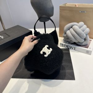 セリーヌ 秋冬新作のバケットハット ニット レディース A31500