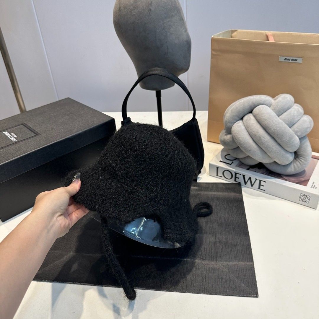 セリーヌ 秋冬新作のバケットハット ニット レディース A31500