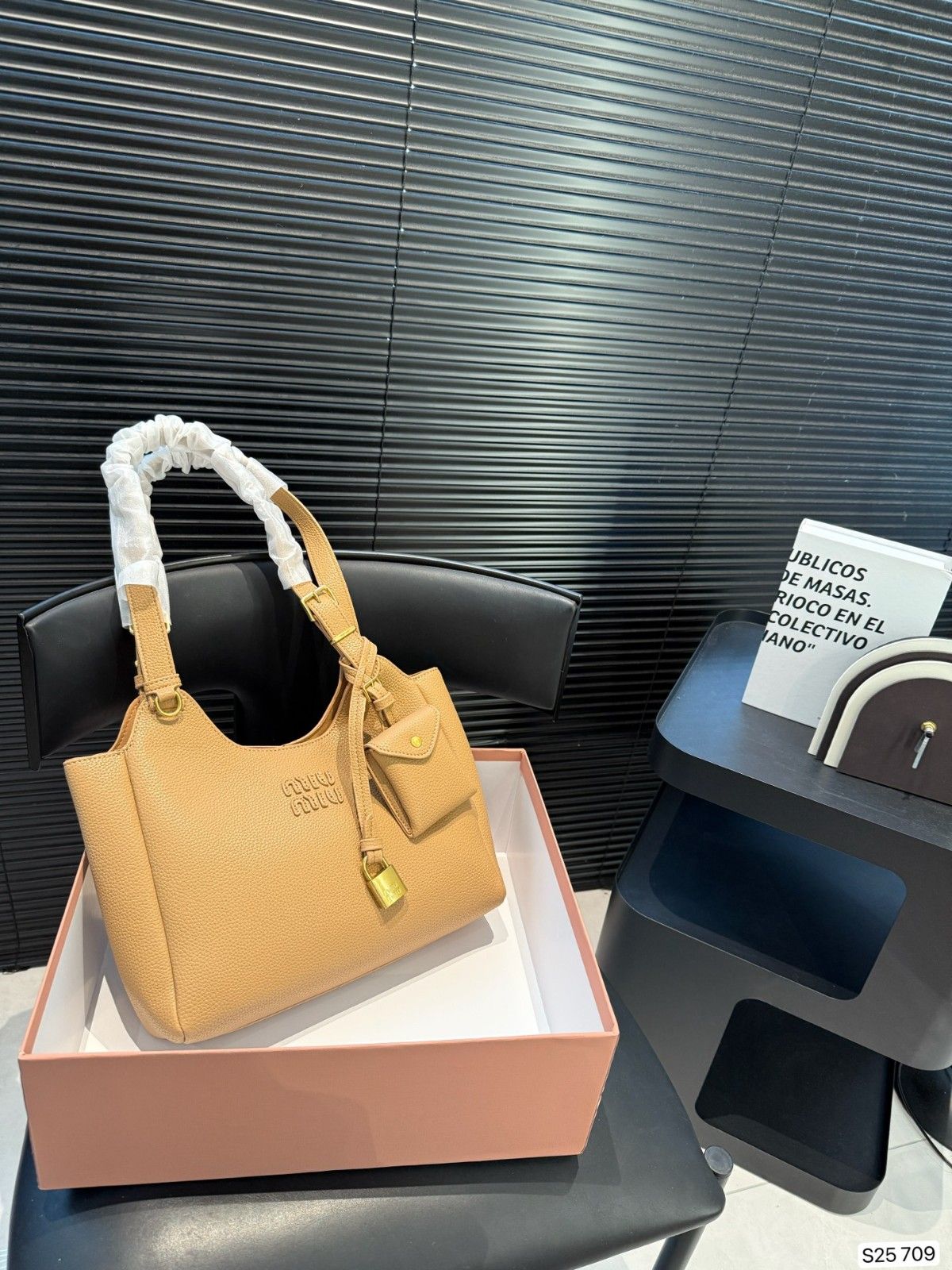 ミュウミュウ ハンドバッグ レザー ショルダー A31559